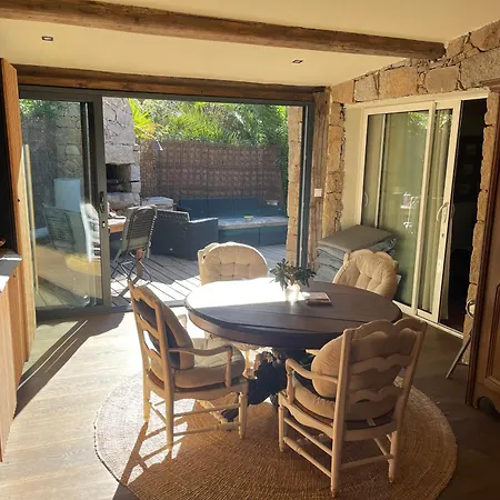 アパートホテル Maranatha, Front De Avec