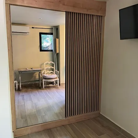 Maranatha, Front De Avec 아파트호텔 4*