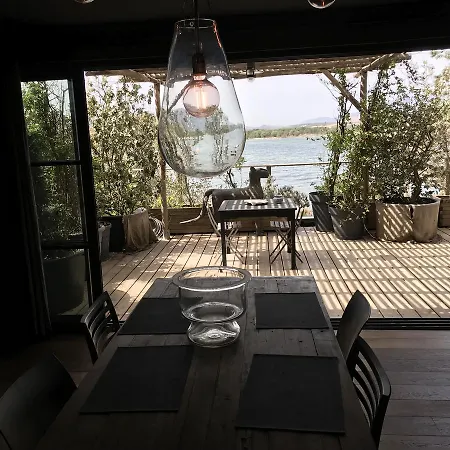 Maranatha, Front De Avec Lejlighedshotel